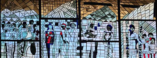 Ein Kirchenfenster stellt die Erlösten dar, die ins Reich Gottes eingelassen werden