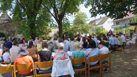 viele Menschen beim Taufgottesdienst im Garten der Bonhoeffer-Gemeinde