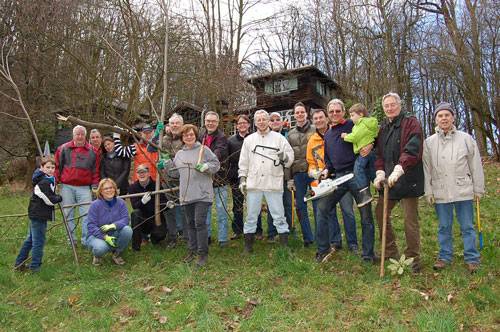 Gruppenfoto der Waldarbeiter mit Gartengerät
