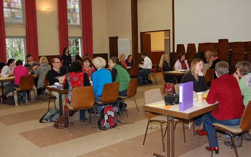 Teilnehmer diskuttieren in Gruppen bei der Kita Konferenz