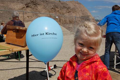 Mädchen mit Luftballon bei der Eröffnung der Kirche in der Bahnstadt