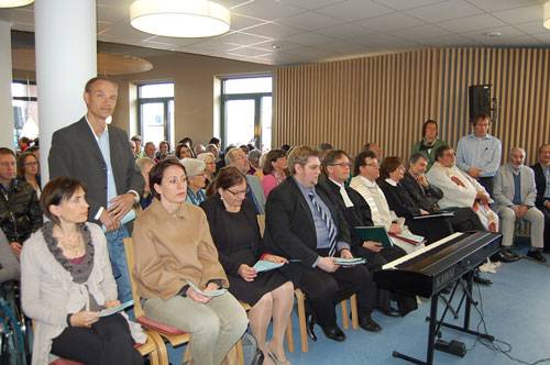 Publikum bei der Eröffnung der Kirche in der Bahnstadt