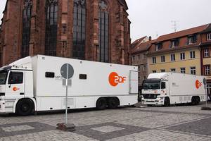 Übertragungswagen des ZDFs vor der Heiliggeistkirche