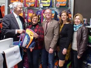 Gruppenfoto vor Schulranzen