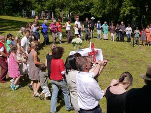 Die Besucher tanzen im Gottesdienst den israelischen Tanz „Al-Achat“