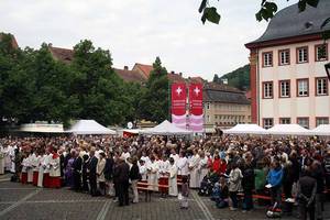 Besucher des Stadtkirchenfests auf dem Heidelberger Uniplatz