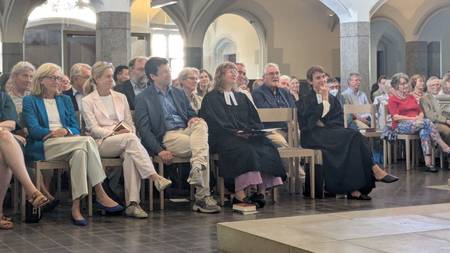 Gemeinde im Gottesdienst. In der ersten Reihe Pfarrerin Therese Wagner und Pfarrerin Veronika Kurlberg